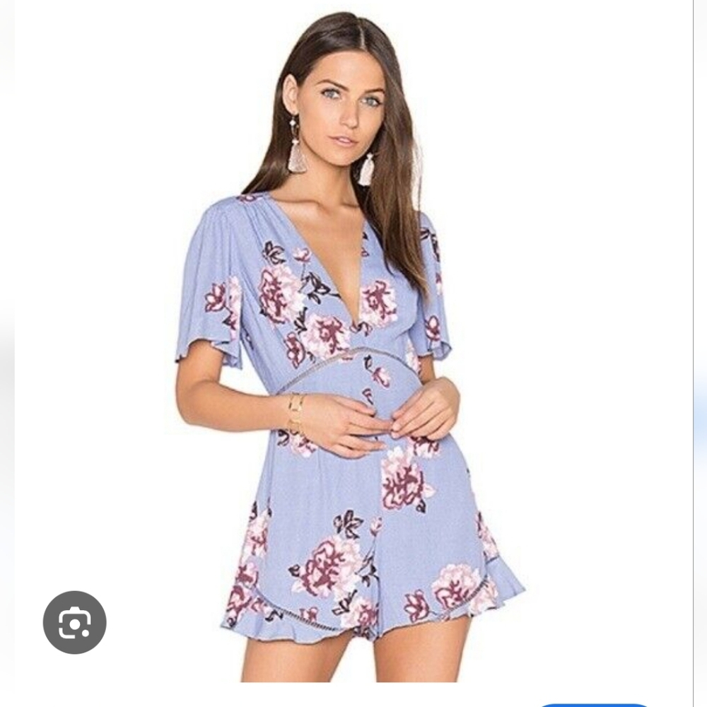 ASTR the Label Romper in Periwinkle Floral V-Neck Ruffle Hem Playsuit size large